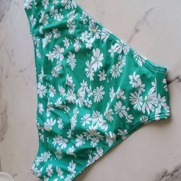 Tutorutor High Waisted Ruffle Floral Print Bikini in Green & White Size XL - Picture 9 of 11